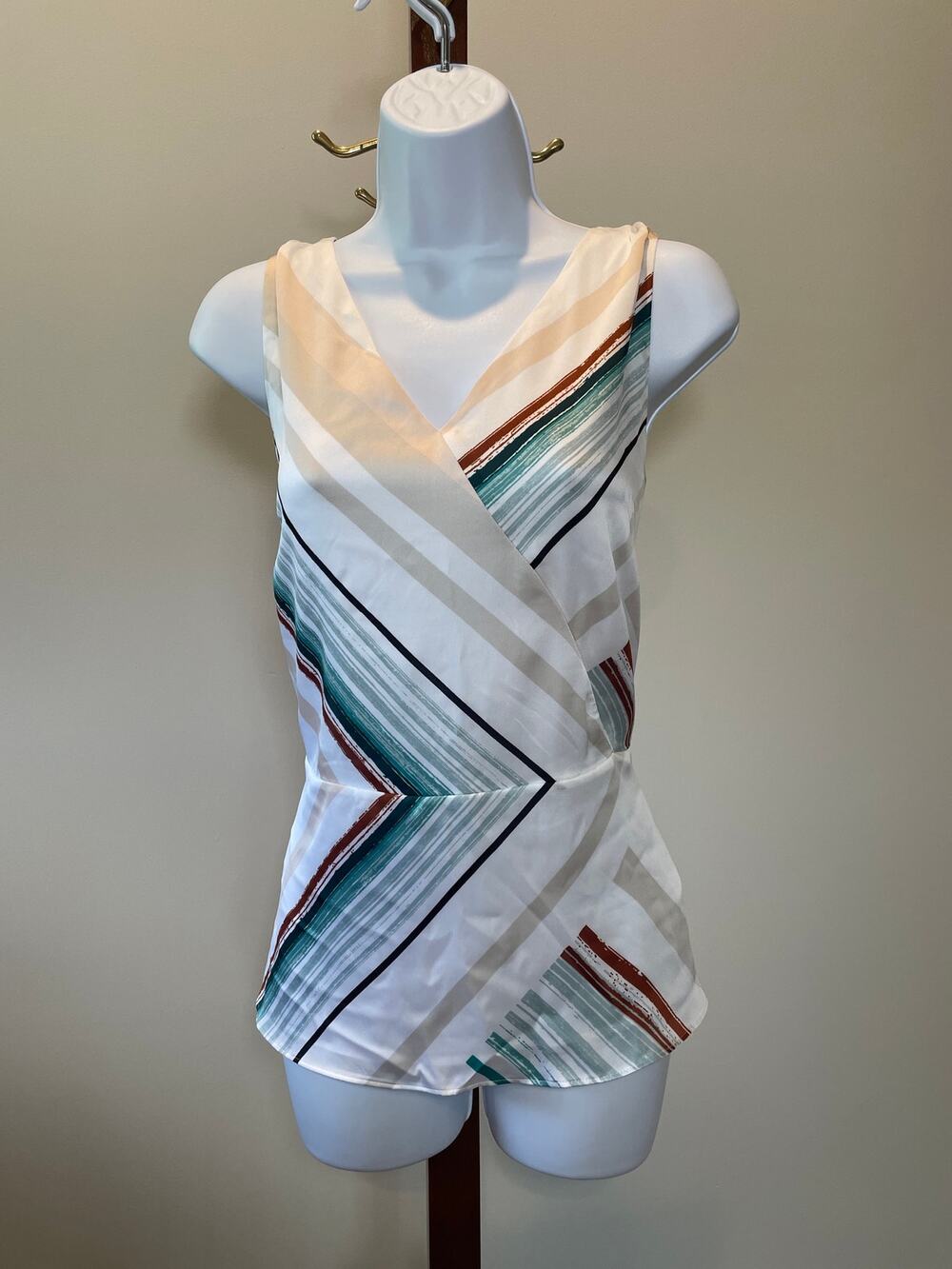 White House Black Market Sleeveless V Neck Top Size M Ivory Geometric Stripe